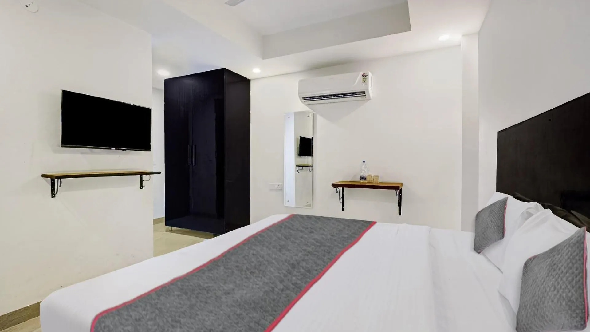 Super Townhouse Tipsyy Near Bestech Central Square Mall 구르가온 4*,  인도