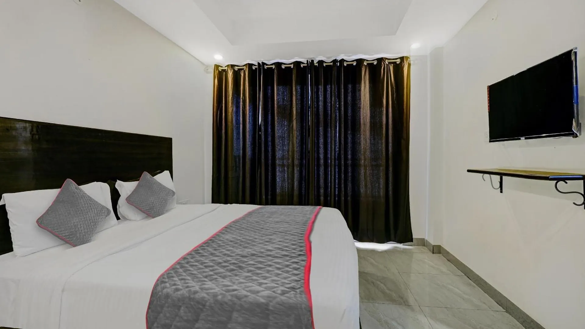 Super Townhouse Tipsyy Near Bestech Central Square Mall 구르가온 인도