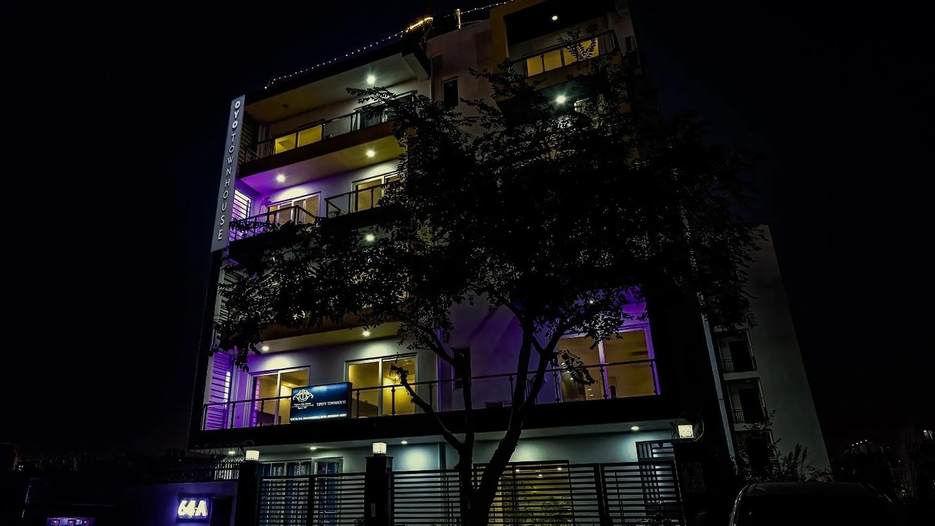 Super Townhouse Tipsyy Near Bestech Central Square Mall 구르가온 4*,  인도