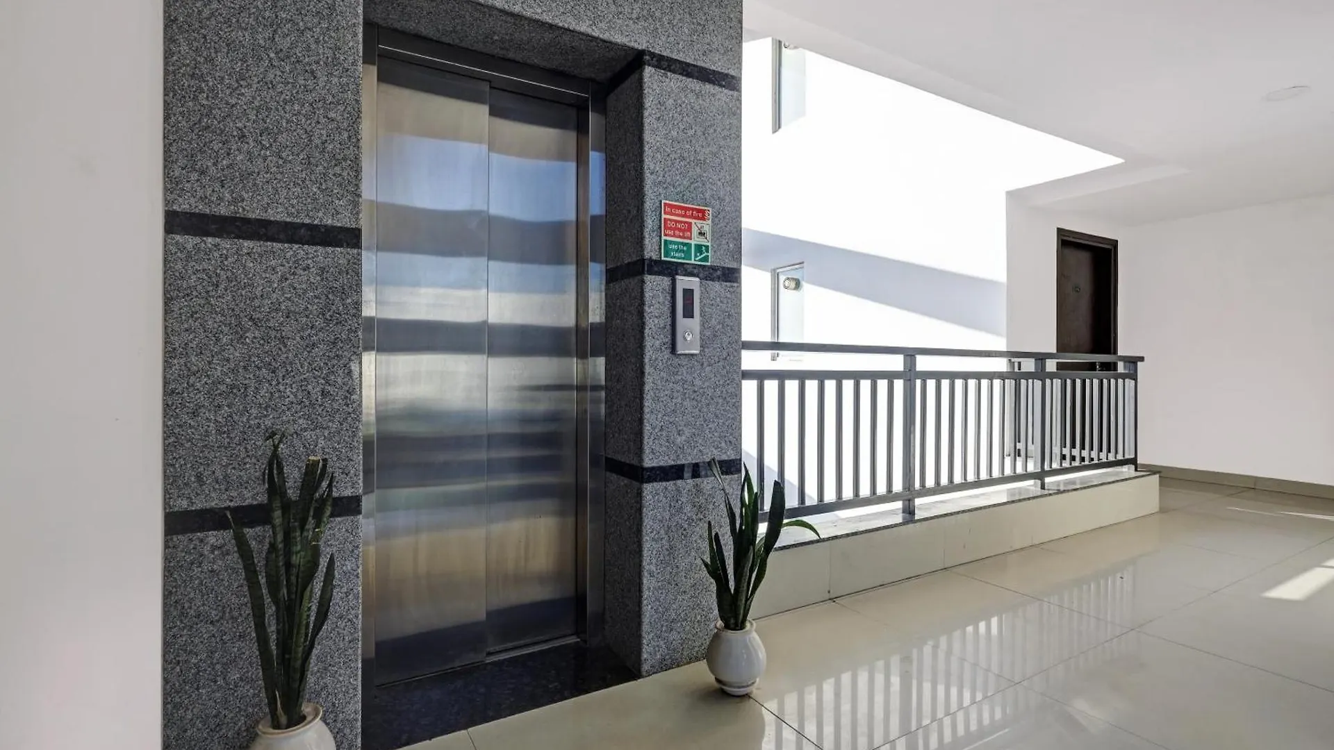 Super Townhouse Tipsyy Near Bestech Central Square Mall 구르가온