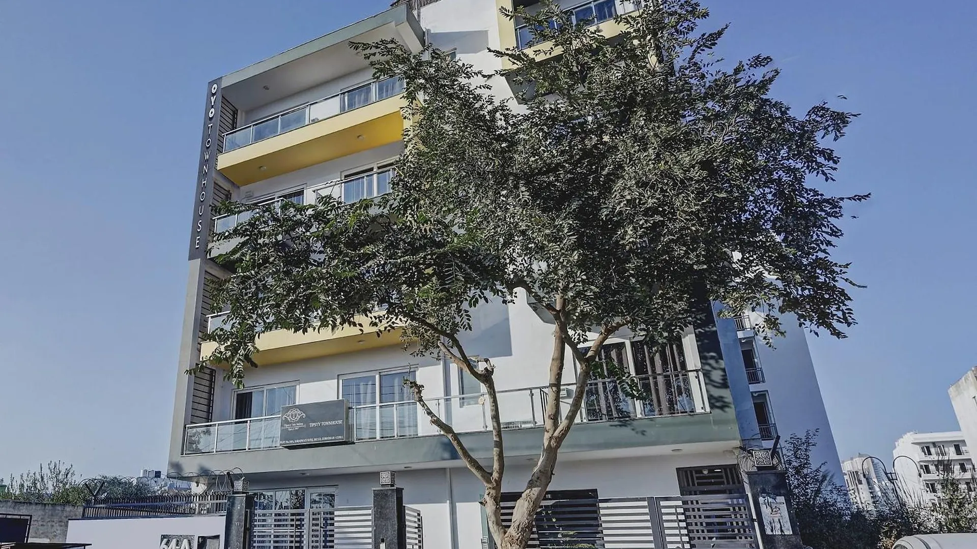 Super Townhouse Tipsyy Near Bestech Central Square Mall 구르가온 인도