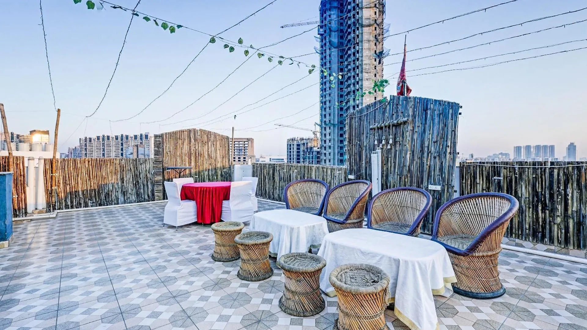 Super Townhouse Tipsyy Near Bestech Central Square Mall 구르가온 4*,