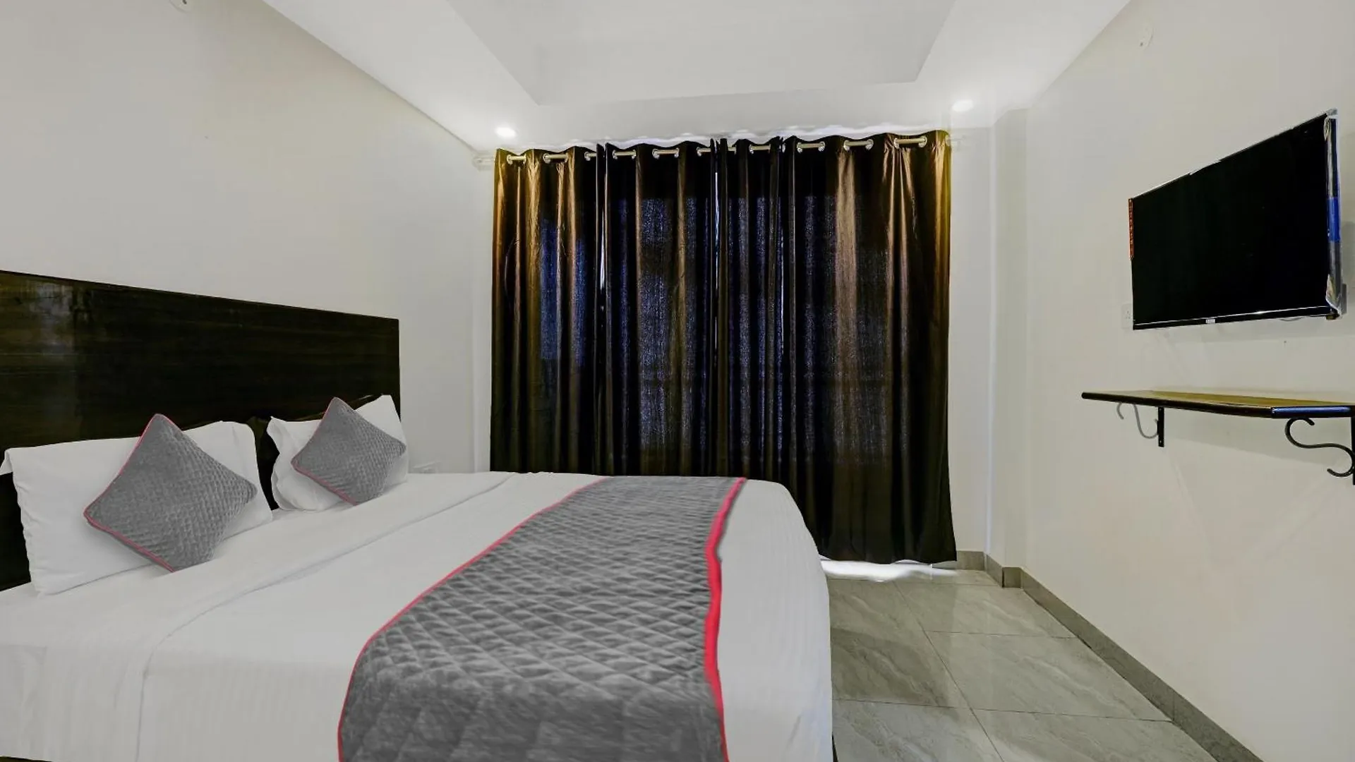 **** Hotel Super Townhouse Tipsyy Near Bestech Central Square Mall Gurgaon India