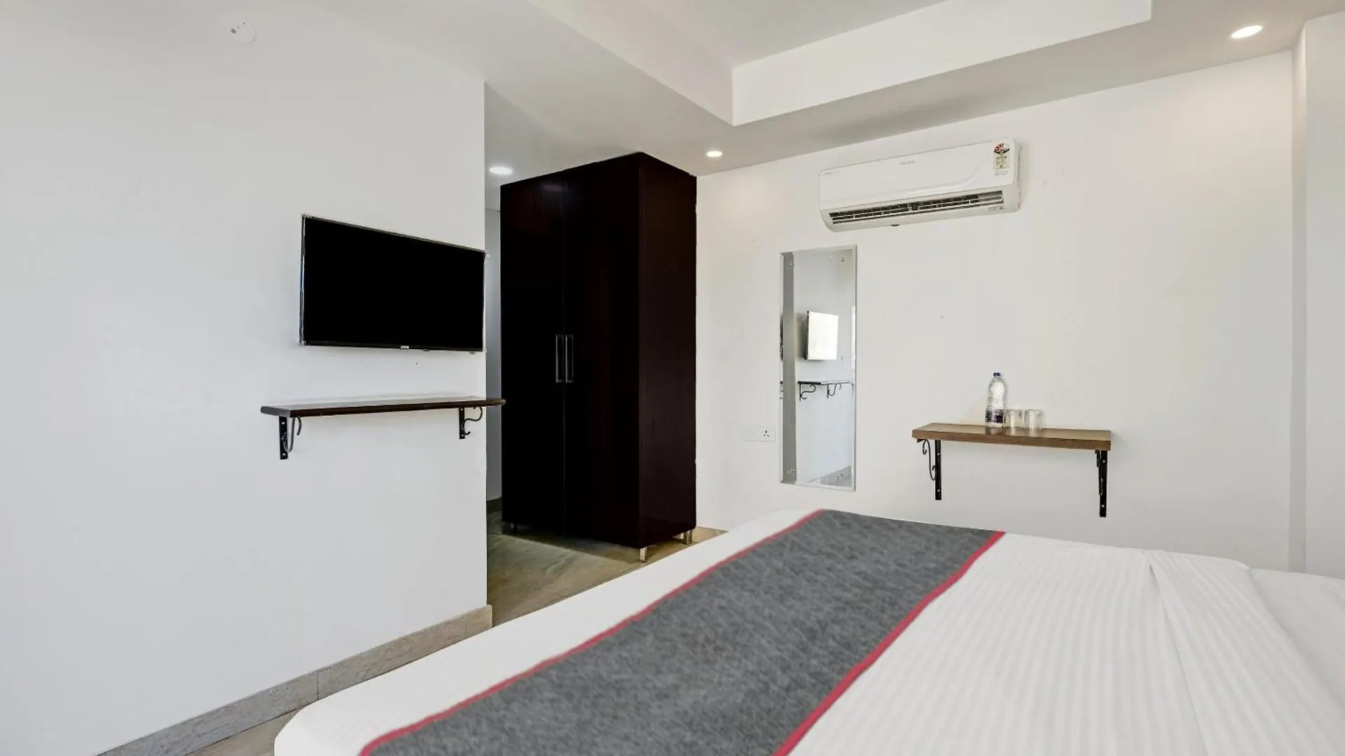 Super Townhouse Tipsyy Near Bestech Central Square Mall Gurgaon Hotel